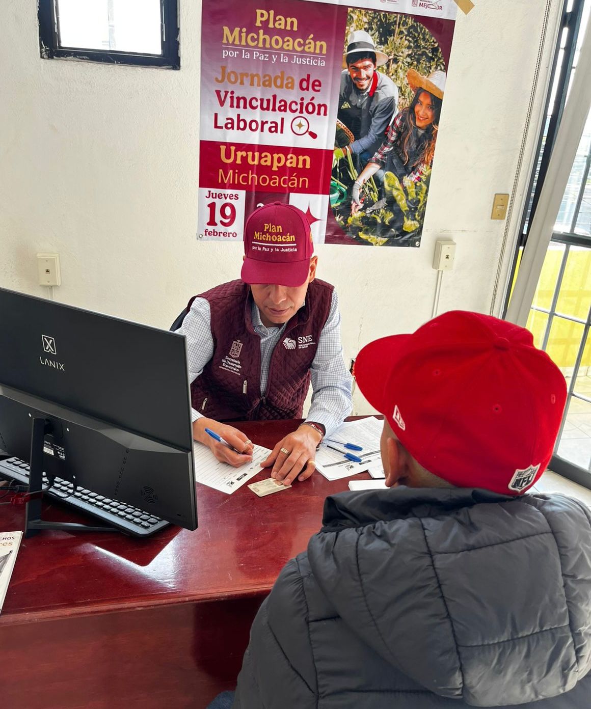 Trabajo en Canadá: Sedeco acerca vacantes agrícolas seguras y legales en Uruapan